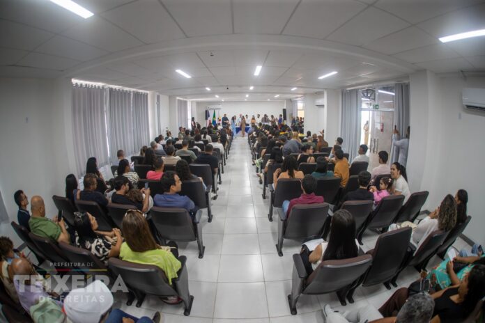 prefeitura-empossa-65-novos-servidores-municipais-em-cerimonia-realizada-no-auditorio-da-escola-antonia-gomes