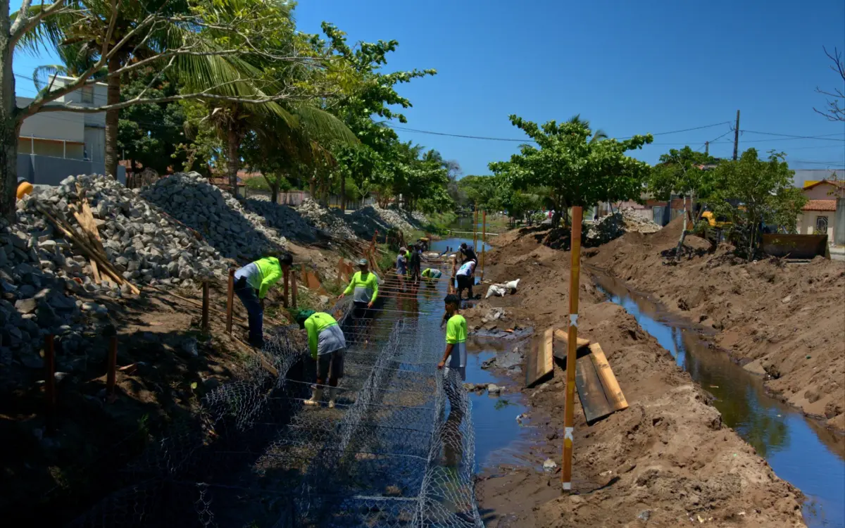 prefeitura-de-prado-avanca-com-grande-obra-de-macrodrenagem-e-executa-quase-4-km-de-muros-de-gabiao-nas-valas-da-cidade