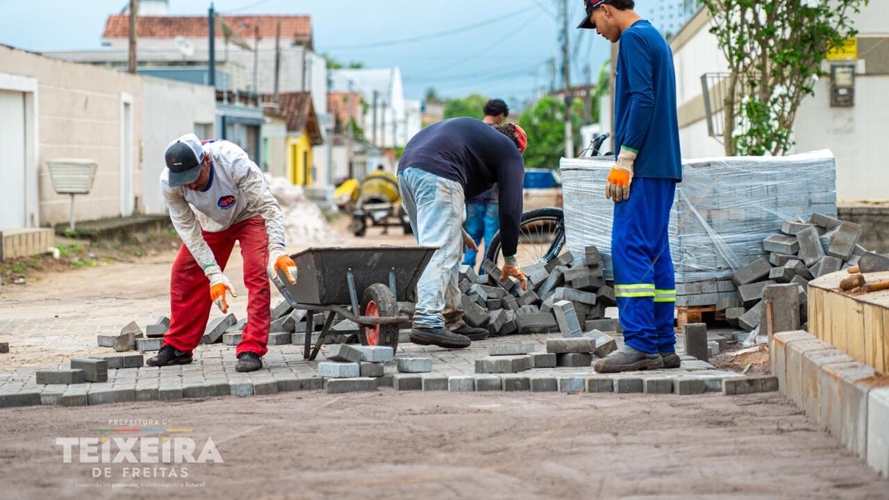 pavimentacao-avanca-na-avenida-celso-furtado-e-ruas-transversais-do-nova-teixeira