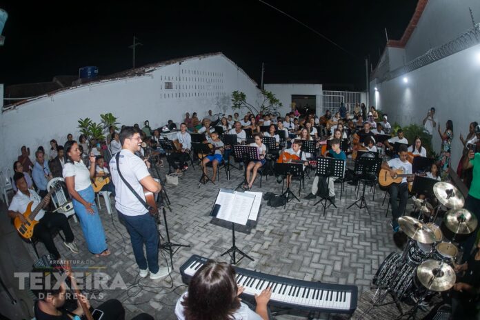 aula-publica-reune-alunos-de-violao-em-experiencia-de-palco-na-casa-da-cultura