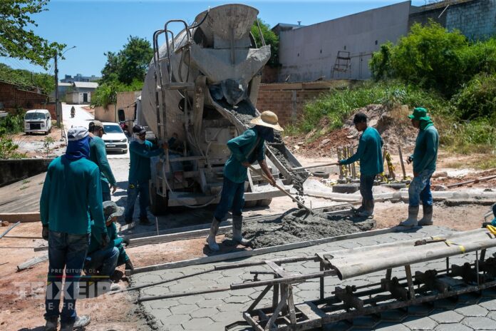 rua-luis-viana-filho-recebe-pavimentacao-em-concreto